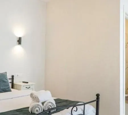 The Crib בית הארחה